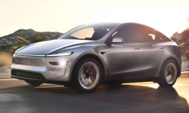 Tesla Model Y 2025 é revelado com visual renovado e melhorias internas