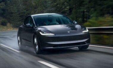 Tesla Model Y 2025: novo design traz volante moderno e retorno dos sinais de direção tradicionais