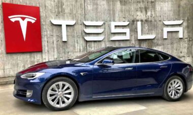 Tesla enfrenta a sua primeira queda anual nas vendas