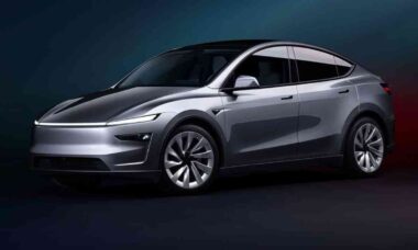 Tesla Model Y 2025 ganha novo visual e melhorias tecnológicas para mais autonomia