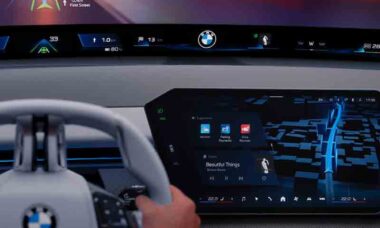 BMW abandona painéis com grandes telas e aposta em novo display panorâmico (X @BMW)