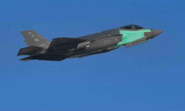 Caça F-35 "Franken-bird" voa após ser reconstruído a partir de partes de dois aviões. Foto: hill.af.mil