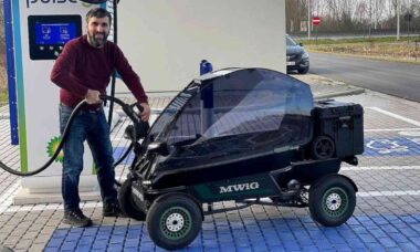 YouTuber transforma kart elétrico em mini carro futurista com toldo de moto