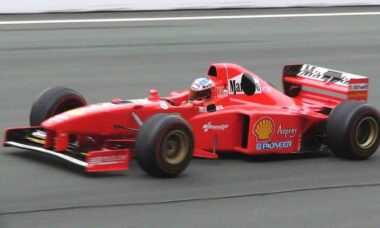 Ferrari de Schumacher acelera em circuito europeu e revive o som dos V-10