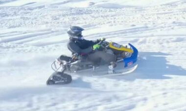 Transformação inusitada: kart de marcha vira motoneve e promove diversão na neve