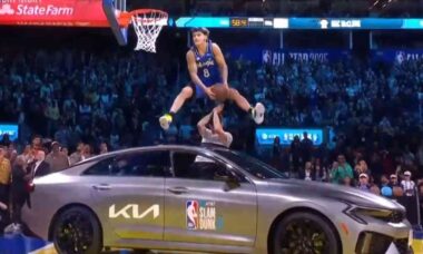 Jogador da NBA voa sobre Kia K5 para fazer jogada inacreditável