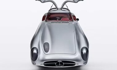 Mercedes-Benz 300SLR, o carro mais caro do mundo, é visto durante passeio em Mônaco