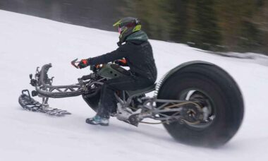 "Monster Chopper" se transforma em moto de neve e surpreende em teste off-road