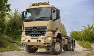 Mercedes-Benz exibe gigante militar 6x6 com motor de 12,8 Litros no IDEX 2025