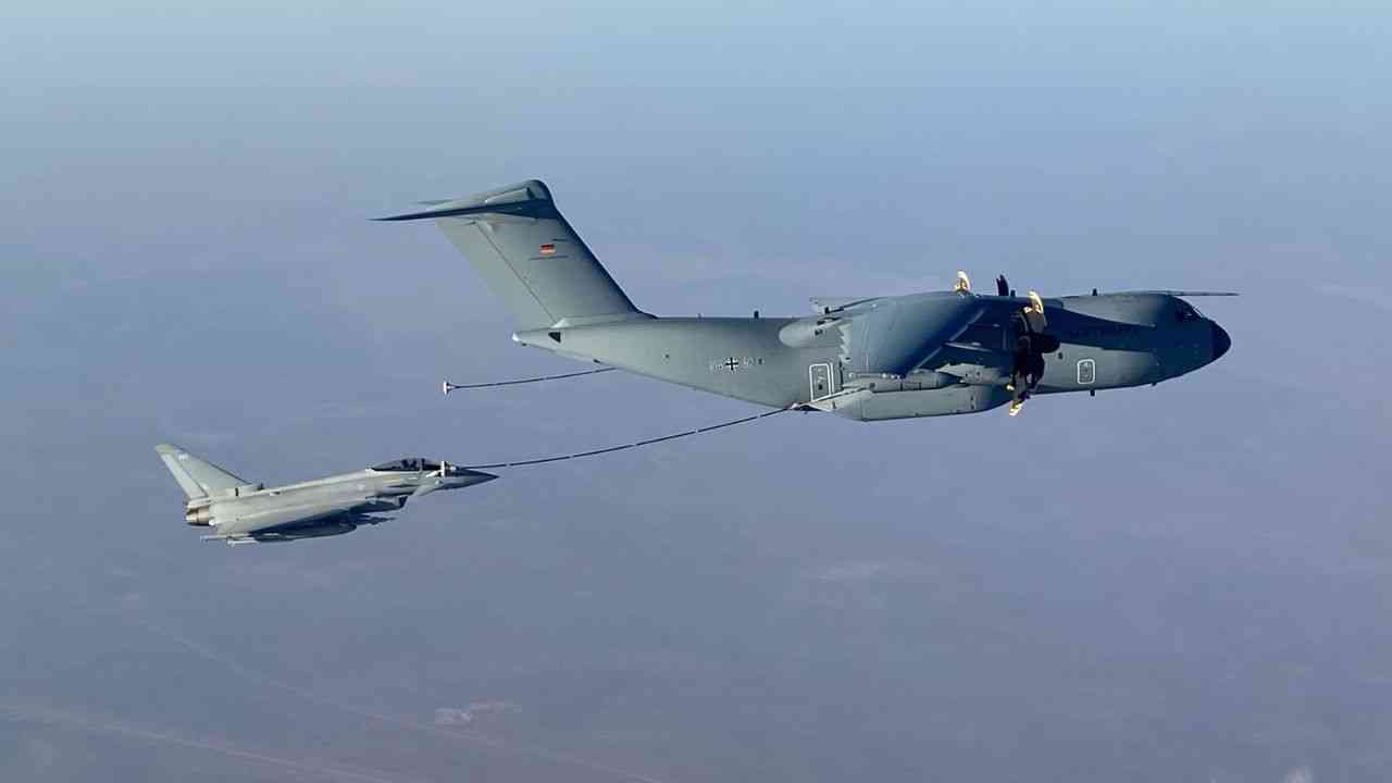 Les chasseurs Typhoon de la Royal Air Force effectuent un ravitaillement en vol avec l'A400M allemand au Moyen-Orient