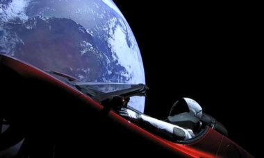 Tesla Roadster de Elon Musk completa sete anos no espaço e se torna o carro mais rápido da história