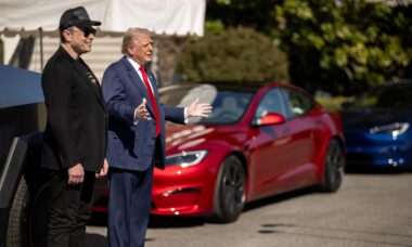 Donald Trump tratará ataques contra concessionárias da Tesla como terrorismo doméstico