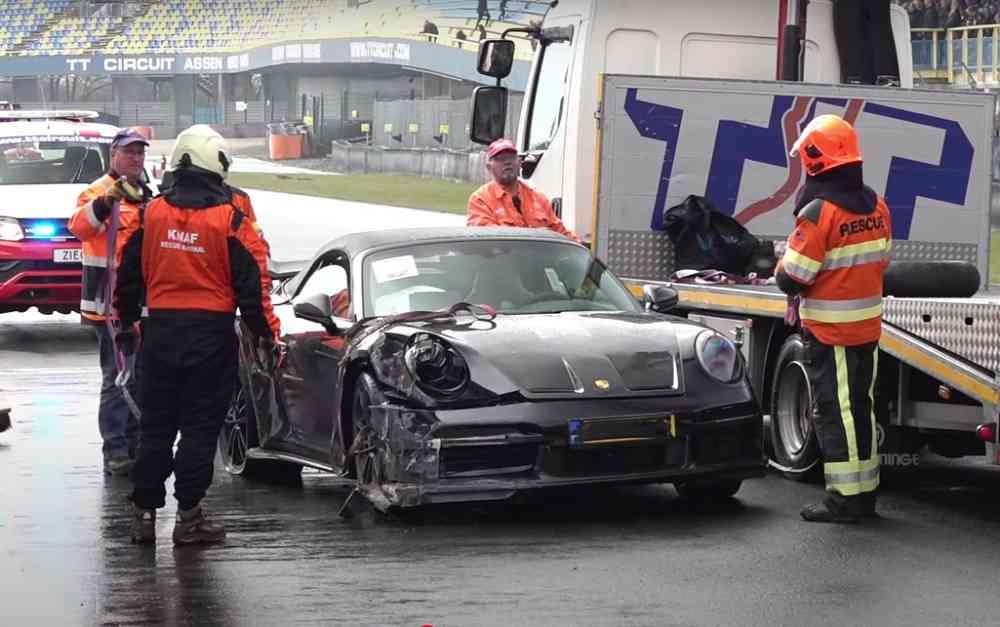 Porsche 911 Turbo perde o controle e bate em parede durante corrida de arrancada na Holanda (YouTube @Gumbal)
