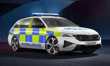 Skoda Octavia RS ganha versão policial no Reino Unido com motor turbo de 261 cv