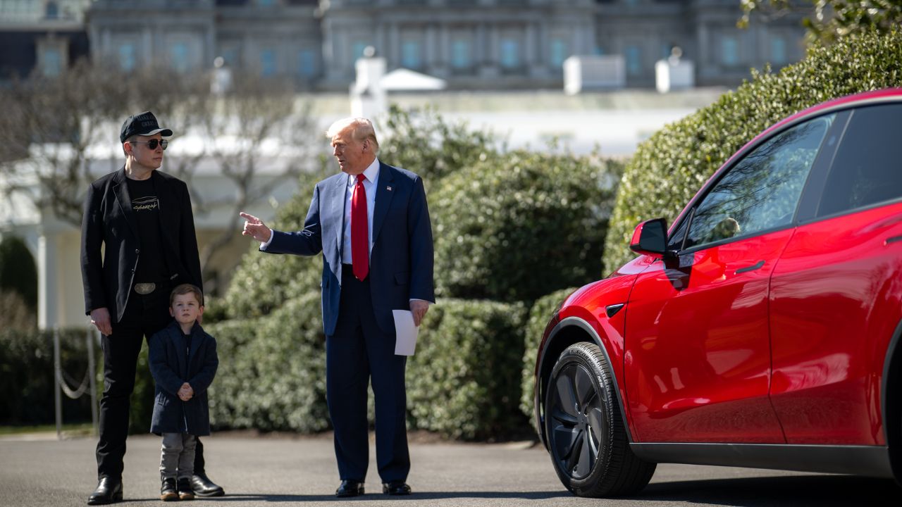 Donald Trump tratará ataques contra concessionárias da Tesla como terrorismo doméstico