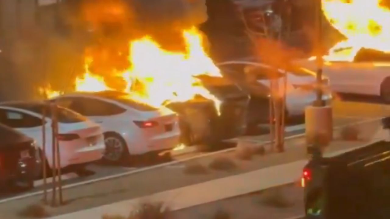 Carros da Tesla são incendiados em Las Vegas em meio a protestos contra Elon Musk