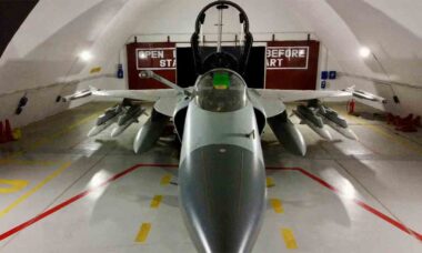 JF-17 Thunder de 4ª geração com mísseis chineses PL-15 de longo alcance
