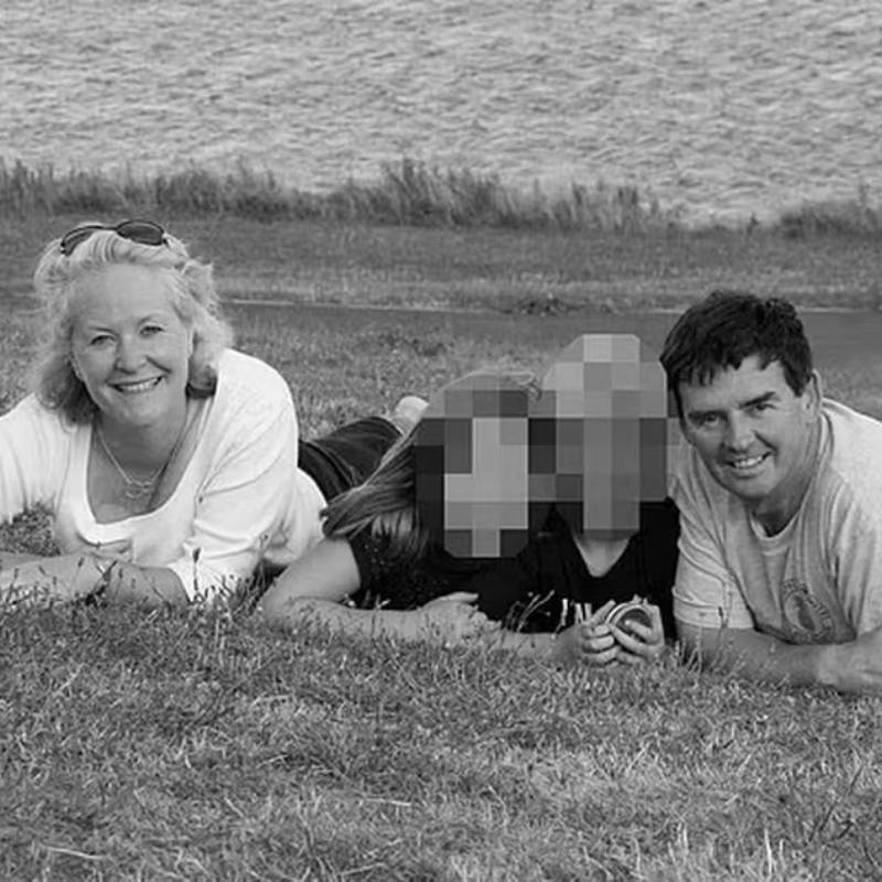 Sally, à direita, seus dois filhos ao centro e Kevin Reid, à esquerda; ex-marido rastreou a esposa por mais de um ano através de AirTag, da Apple — Foto: Divulgação/Facebook