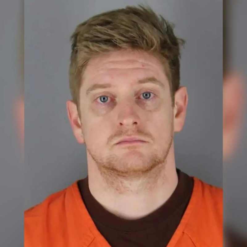Dylan Adams, que trabalha para o Departamento de Serviços Humanos de Minnesota, é acusado de causar danos a vários veículos Tesla (Divulgação)