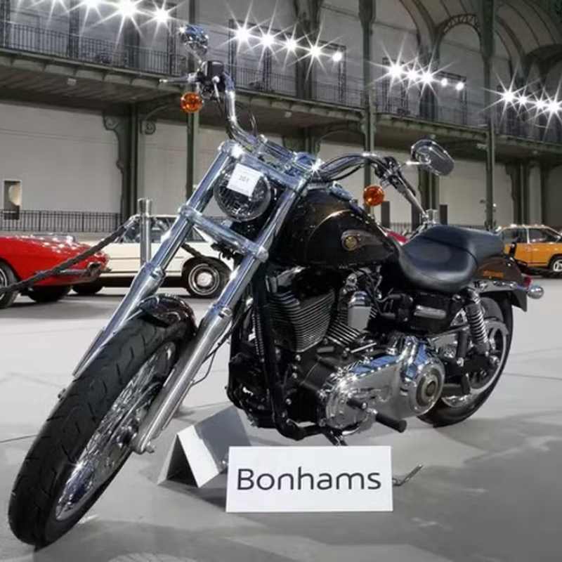 The Harley-Davidson Dyna Super Glide that belonged to Pope Francis was auctioned in 2013 (Reproduction/Disclosure)