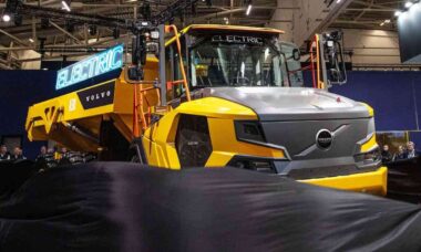 Volvo lança primeiro caminhão elétrico articulado do mundo para mineração e construção
