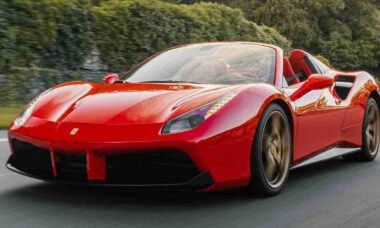 Ferrari lidera lucros por carro vendido e fatura quase US$ 150 mil por unidade