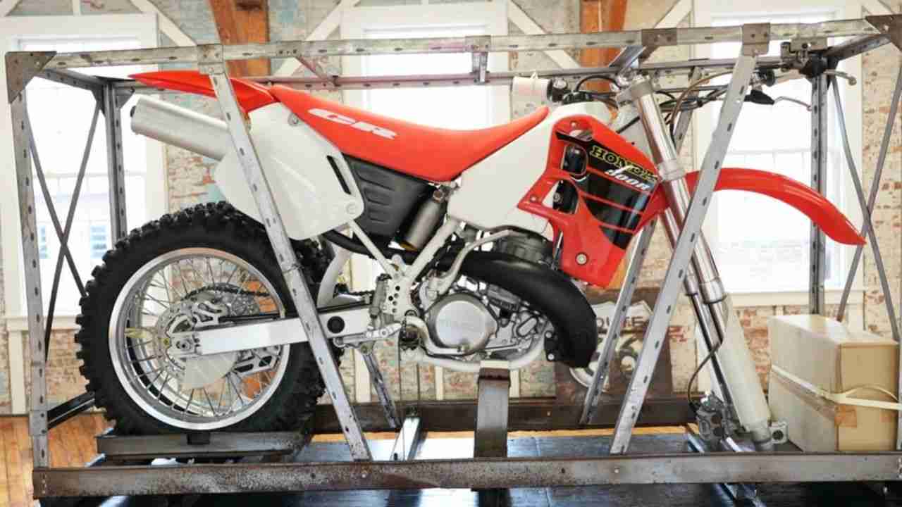 Honda CR500R 2001 lacrada é vendida por quase US$ 80 mil em leilão