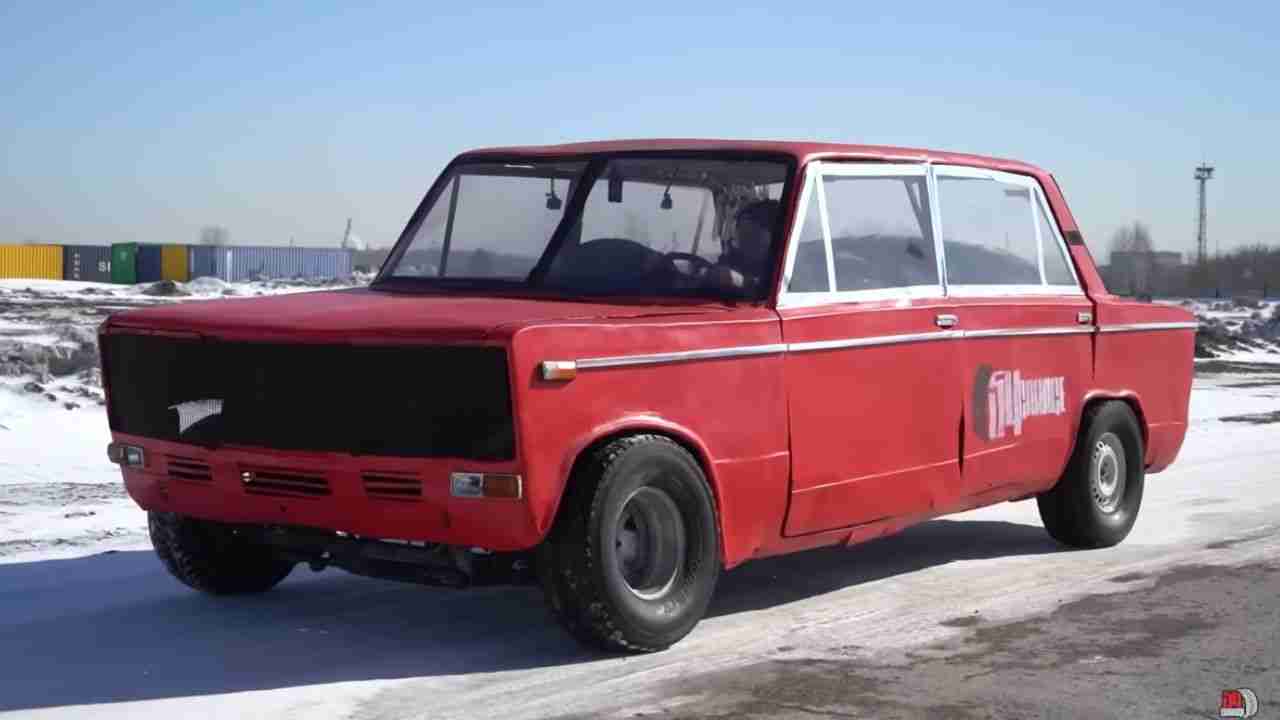 Riesiger Lada mit zwei Motoren und Sofas anstelle von Sitzen überrascht beim Driften im Schnee