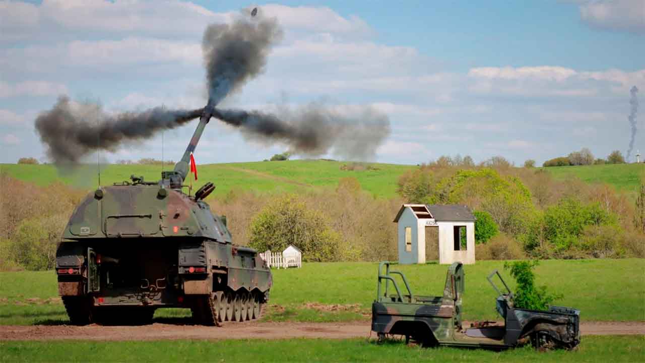Ukrainian soldiers receive training on PzH 2000 artillery in Germany. Photo: X @STC_EUMAM_UA