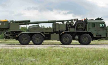 Rússia acelera produção do canhão autopropulsado Malva em meio à guerra na Ucrânia