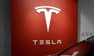 Tesla perde bilhões em valor de mercado e enfrenta pressão por foco de Elon Musk na política