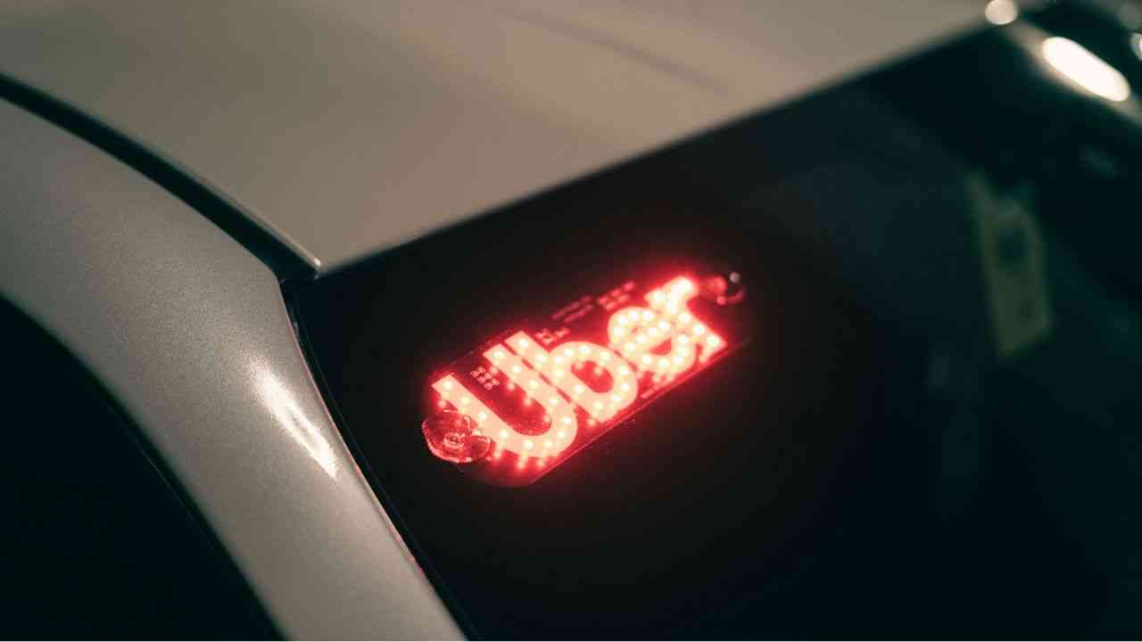 Uber révèle la liste des objets les plus insolites oubliés dans les voitures en 2024