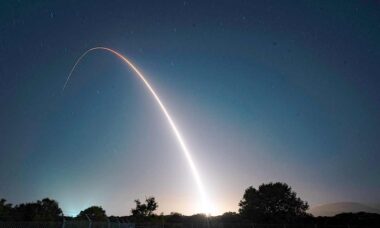 Demonstração de força: EUA lançam míssil intercontinental Minuteman III em exercício estratégico. Foto: US Navy
