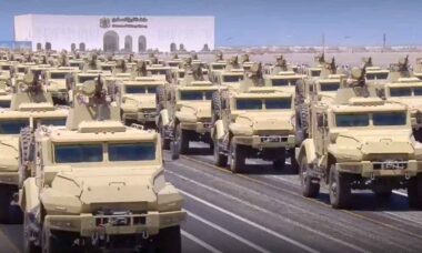 Desfile militar na Líbia revela fornecimento massivo de armamentos russos e gera críticas na Rússia. Telegram @bmpd_cast