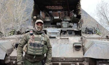 Rússia afirma que veículo BMPT "Terminator" sobreviveu a múltiplos ataques na Ucrânia. Foto: Telegram @uvznews