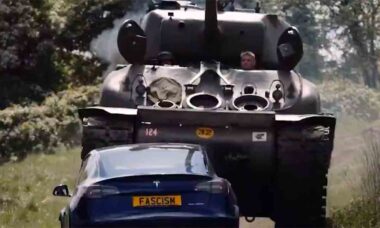 Veterano britânico de 98 anos usa tanque da Segunda Guerra para esmagar Tesla em protesto contra Elon Musk. Telegram @Crimeanwind