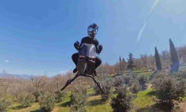 Moto voadora criada por engenheiro polonês atinge 200 km/h e lembra veículo de Star Wars