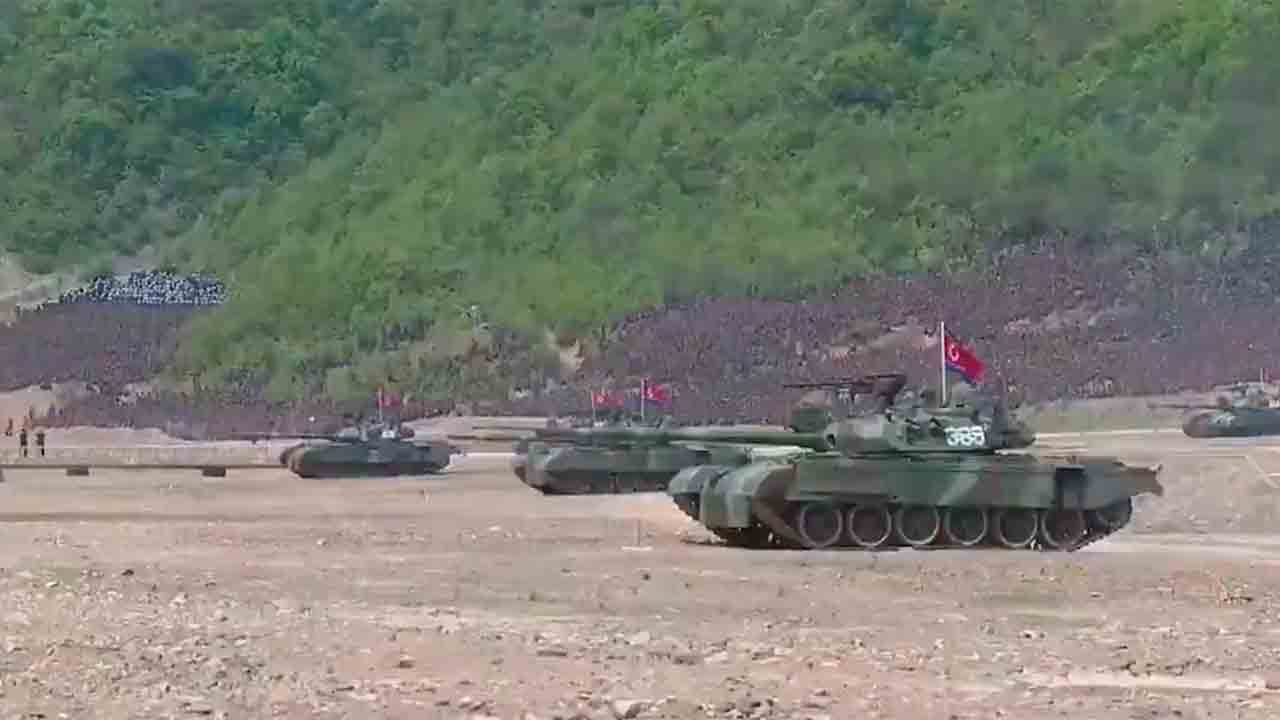 김정은이 전략 군사훈련 중 천마-216 전차 시범을 참관하고 있다. 사진: KCNA