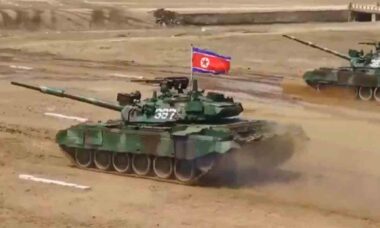 Kim Jong-un supervisiona demonstração com tanques Chonma-216 em exercício militar estratégico. Foto: KCNA