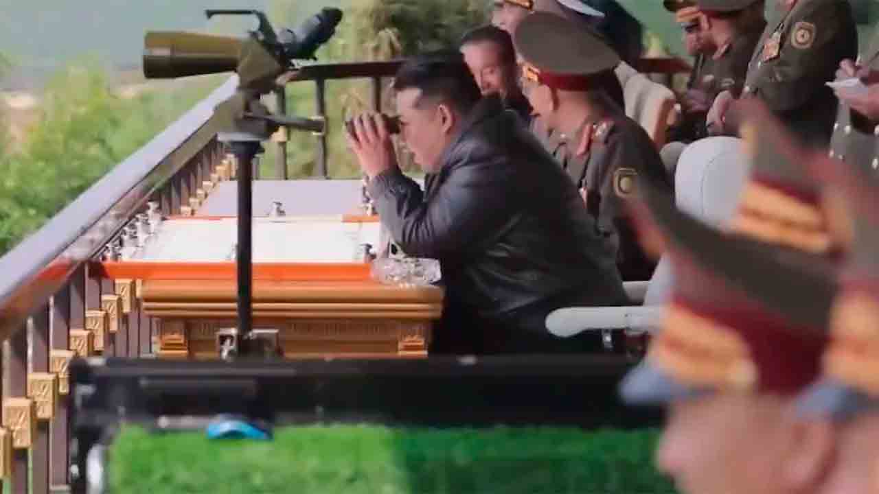 김정은이 전략 군사훈련 중 천마-216 전차 시범을 참관하고 있다. 사진: KCNA