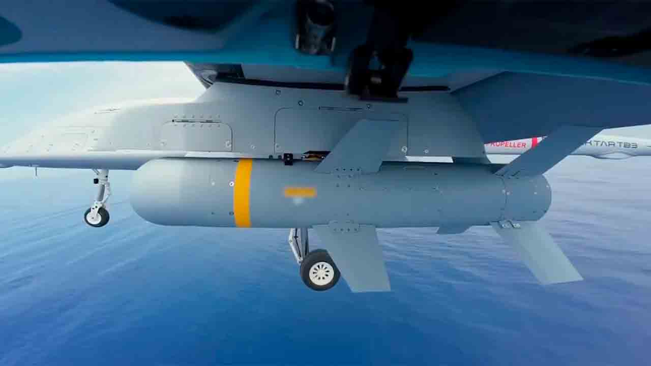 TB-3 decolando do TCG ANADOLU durante exercício Sea Wolf-II/2025. Imagem: Baykar/ASELSAN