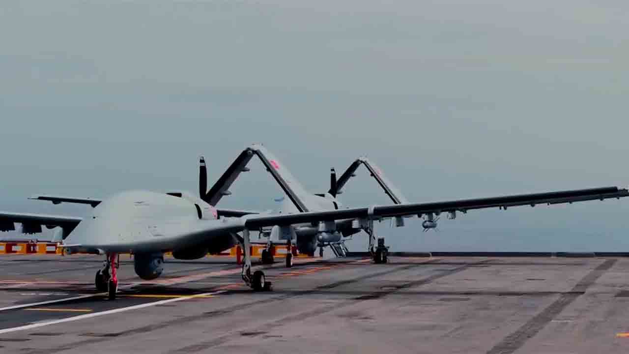 TB-3 decolando do TCG ANADOLU durante exercício Sea Wolf-II/2025. Imagem: Baykar/ASELSAN