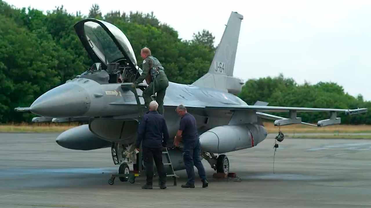 Ostatnie holenderskie F-16 przeznaczone dla Ukrainy opuściły Holandię. Zdjęcie: X @DefensieMin