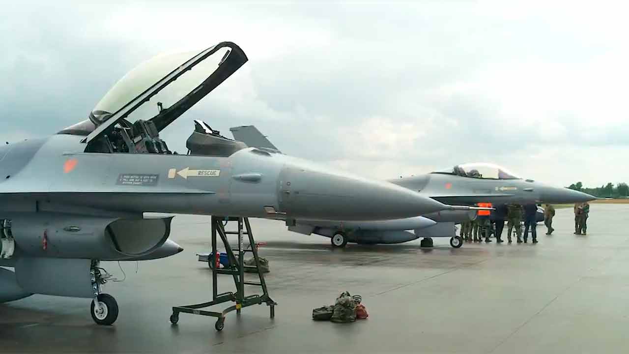 Ostatnie holenderskie F-16 przeznaczone dla Ukrainy opuściły Holandię. Zdjęcie: X @DefensieMin