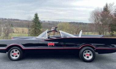 Réplica funcional do Batmóvel da série dos anos 60 vai a leilão com motor V8 e visual fiel ao original