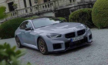 BMW revela M2 CS 2026 com visual agressivo, tração traseira e até 518 cavalos de potência