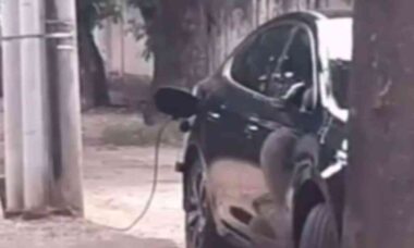 Motorista faz ligação elétrica clandestina em poste para carregar carro no Brasil