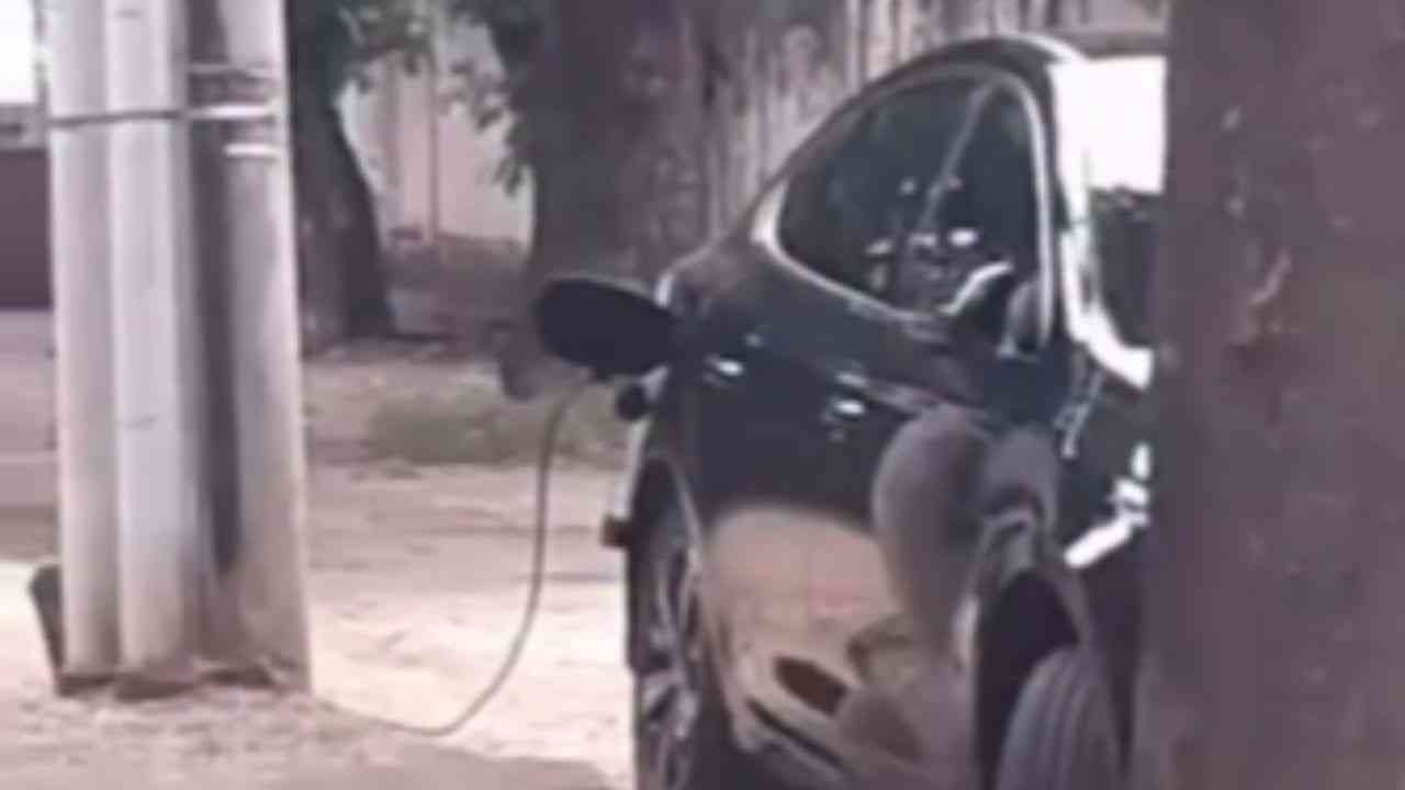 Motorista faz ligação elétrica clandestina em poste para carregar carro no Brasil