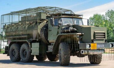 Rússia adapta caminhões de combustível com proteção contra drones e estilhaços. Telegram @uvznews