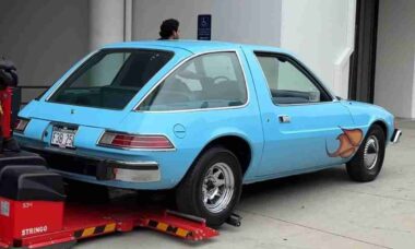 Carro de "Wayne’s World" é restaurado e ganha lugar de destaque em museu dos EUA